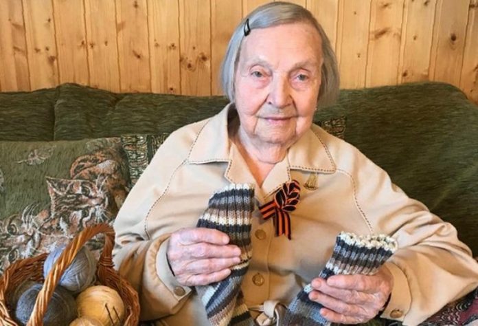 Inspirada por la hazaña del británico Tom Moore, que con 99 años recaudó millones de libras caminando, una mujer rusa, también veterana de la Segunda Guerra Mundial, lanzó su propia campaña