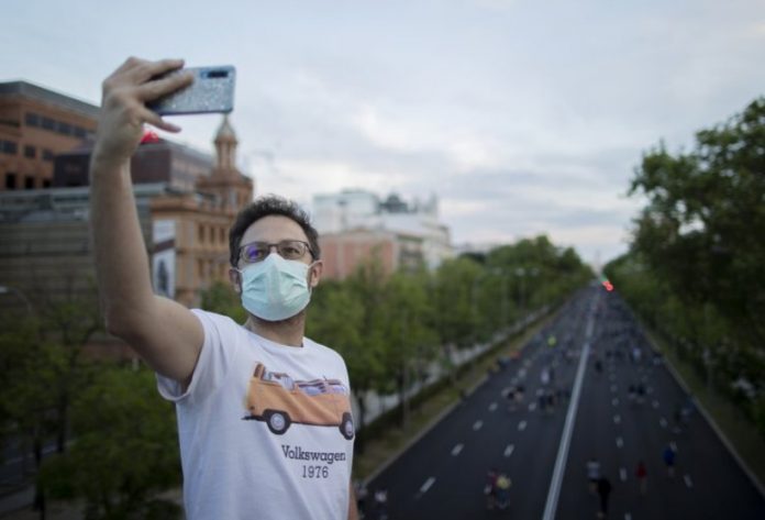 Los propietarios de bares y restaurantes en ciudades como Sevilla y Bilbao podrán abrir el 50 por ciento de sus sillas al aire libre para los clientes
