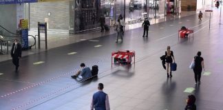 Italianos regresan al trabajo