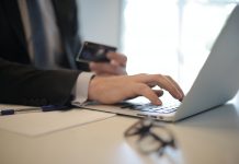 Personas buscando vacantes y oficinas de contratación que ilustran la situación actual del mercado laboral en México