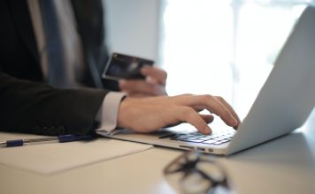 Personas buscando vacantes y oficinas de contratación que ilustran la situación actual del mercado laboral en México