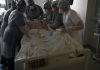 Médicos atienden a un paciente grave de COVID
