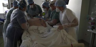 Médicos atienden a un paciente grave de COVID