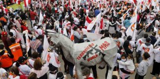 Peruanos, entre dos opciones presidenciales populistas