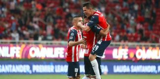 Chivas le arrebata la victoria a Cruz Azul y consigue el empate