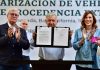 AMLO firma acuerdo para regularizar autos chocolate