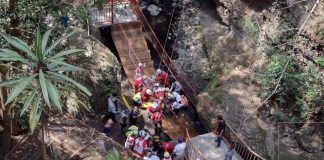 Funcionarios y reporteros heridos tras colapsar puente en Cuernavaca