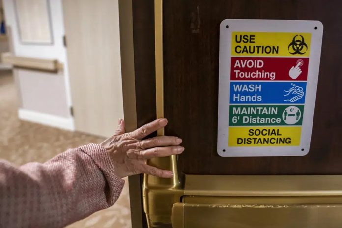 Aumentan hospitalizaciones de adultos mayores por COVID en Estados Unidos