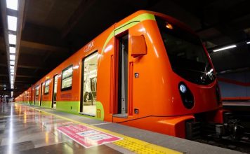 El reto post-Mundial: Que las megaobras de transporte no se queden en un “espejismo” para turistas Vista en perspectiva de una estación de transporte público moderno en México con usuarios esperando el abordaje, representando la movilidad urbana e infraestructura.