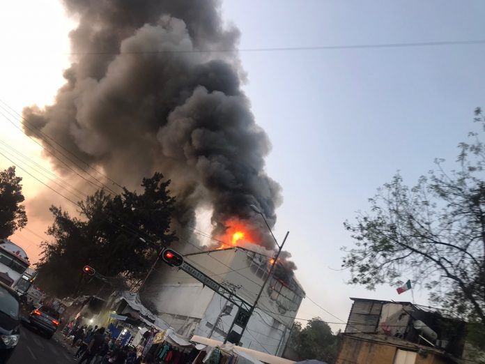 Incendio en bodega del barrio bravo de Tepito Incendio en bodega del barrio bravo de Tepito