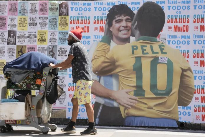 La familia de Pelé se reúne en el hospital de Sao Paulo