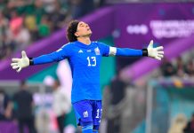 El arquero Guillermo Ochoa en el Mundial saludando a la afición en el Estadio Azteca tras el partido contra República Checa.