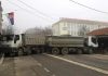 Serbios levantan barricadas; aumentan las tensiones en Kosovo