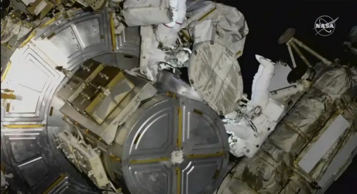 La primera mujer nativa americana en el espacio da una caminata espacial