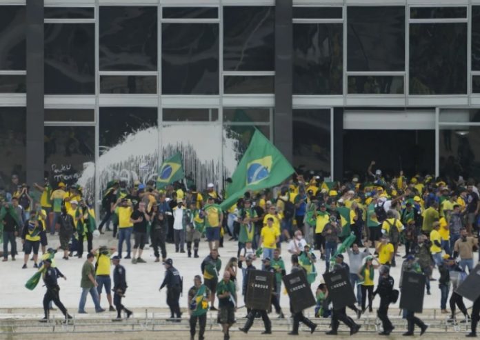 Aécio Lúcio Costa Pereira, durante su arresto, tras el intento de alzamiento en apoyo a Jair Bolsonaro. / AP