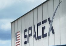 Grafica financiera y logotipo de la empresa aeroespacial que detalla la oferta publica inicial SpaceX en el Nasdaq