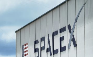 Grafica financiera y logotipo de la empresa aeroespacial que detalla la oferta publica inicial SpaceX en el Nasdaq