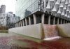 Activistas tiñen de rojo un estanque frente a la embajada de Estados Unidos en Londres