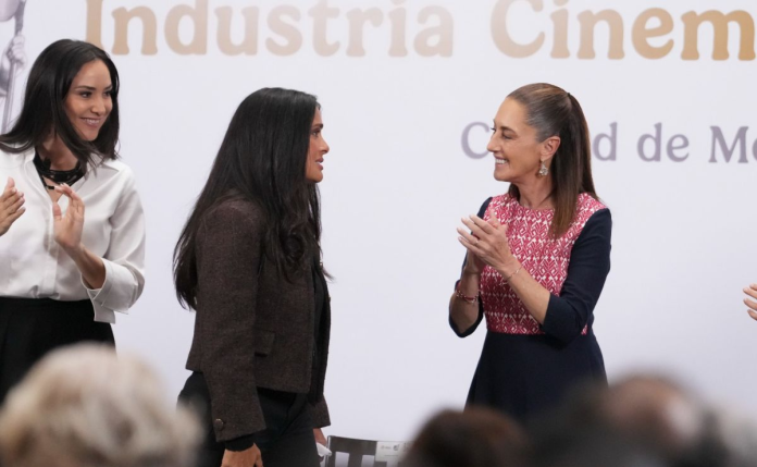 Salma Hayek respalda plan de Sheinbaum para el cine mexicano