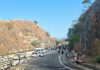 Habitantes de Guerrero atraviesan camiones en la Autopista del Sol para exigir seguridad ante la irrupción de grupos armados en sus comunidades.