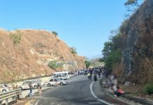 Habitantes de Guerrero atraviesan camiones en la Autopista del Sol para exigir seguridad ante la irrupción de grupos armados en sus comunidades.