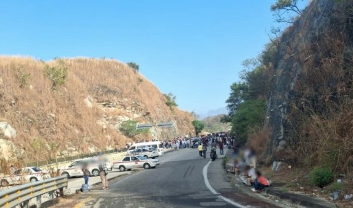 autopista del sol bloqueo Habitantes de Guerrero atraviesan camiones en la Autopista del Sol para exigir seguridad ante la irrupción de grupos armados en sus comunidades.