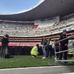 Fachada exterior del Estadio Azteca e instalaciones escolares vacías que ilustran el decreto donde suspenden clases en la CDMX.