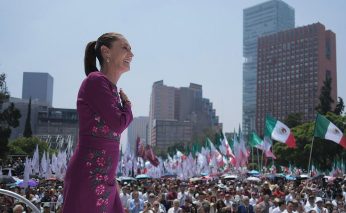 Claudia en monumento a la revolucion