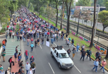 CNTE y madres buscadoras marchan hacia el Estadio Azteca