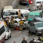 Unidades de emergencia y bomberos atendiendo un choque múltiple en Tijuana que colapsó la circulación vial.