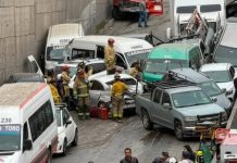 Unidades de emergencia y bomberos atendiendo un choque múltiple en Tijuana que colapsó la circulación vial.