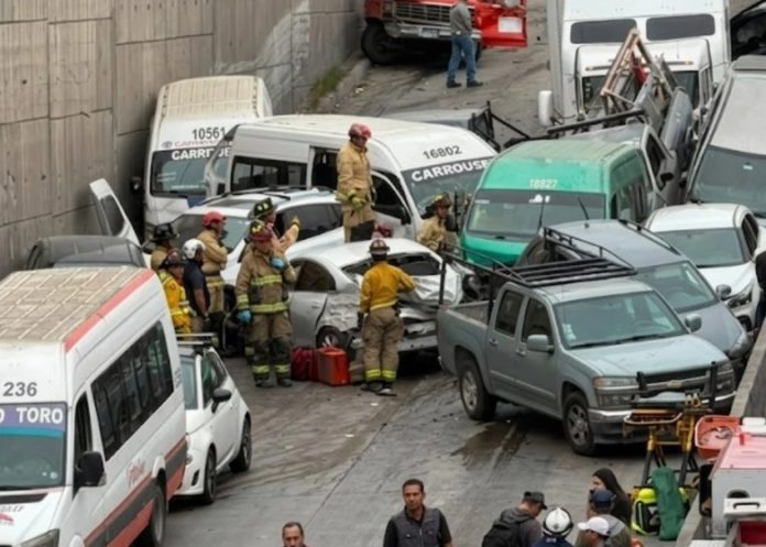 Unidades de emergencia y bomberos atendiendo un choque múltiple en Tijuana que colapsó la circulación vial.