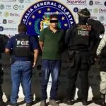Elementos federales escoltan a Harold N, detenido en Acapulco por el asesinato de Marco Antonio Suástegui líder de CECOP