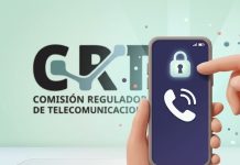 Persona revisando el nuevo calendario de registro de líneas de celular a la CURP en la pantalla de su teléfono móvil.