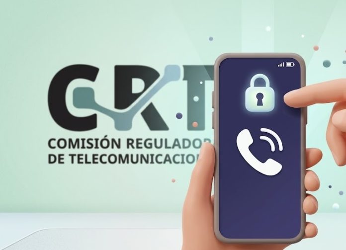 Persona revisando el nuevo calendario de registro de líneas de celular a la CURP en la pantalla de su teléfono móvil.