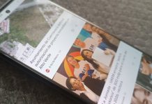 Usuario de telefonía móvil utilizando un teléfono celular básico para el registro de líneas telefónicas con la CURP en México.