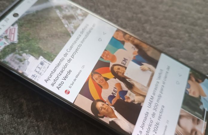 Usuario de telefonía móvil utilizando un teléfono celular básico para el registro de líneas telefónicas con la CURP en México.