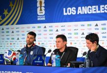 Periodistas deportivos y microfonos en una sala de prensa oficial durante las conferencias de la FIFA en Mexico
