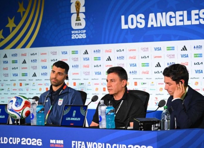 Periodistas deportivos y microfonos en una sala de prensa oficial durante las conferencias de la FIFA en Mexico