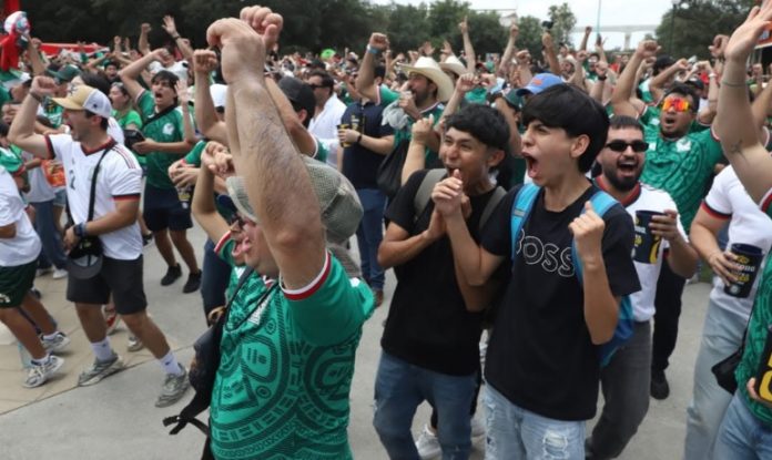Aficionados celebran un gol en la tribuna mostrando los beneficios de la salud mental futbol al unirse en comunidad