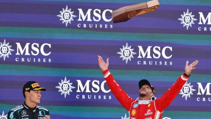 El piloto británico Lewis Hamilton celebra tras conseguir su primera victoria con Ferrari en el Gran Premio de Barcelona