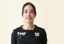a árbitra mexicana Katia Itzel García en el Mundial portando el uniforme oficial de la FIFA dentro de la cancha de futbol.
