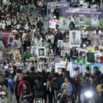 El otro Mundial: Madres buscadoras protestan en Tlalpan Colectivos de madres buscadoras con palas protestan en avenida Tlalpan rumbo al Estadio Azteca por personas desaparecidas