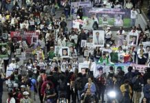 Colectivos de madres buscadoras con palas protestan en avenida Tlalpan rumbo al Estadio Azteca por personas desaparecidas