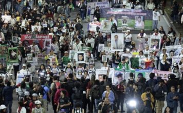Colectivos de madres buscadoras con palas protestan en avenida Tlalpan rumbo al Estadio Azteca por personas desaparecidas