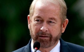 Responde Johnson a reclamo de México: Suman 313 entregados El embajador Ronald Johnson sostiene carpetas con expedientes de solicitudes de extradicion a Estados Unidos durante un encuentro oficial