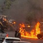 Queman camionetas para frenar la tala clandestina en Ocoyoacac Tres camionetas destruidas por el fuego bloquean el paso en la carretera Mexico-Toluca debido a protestas por la tala clandestina en Ocoyoacac