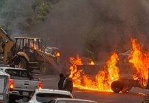 Queman camionetas para frenar la tala clandestina en Ocoyoacac Tres camionetas destruidas por el fuego bloquean el paso en la carretera Mexico-Toluca debido a protestas por la tala clandestina en Ocoyoacac