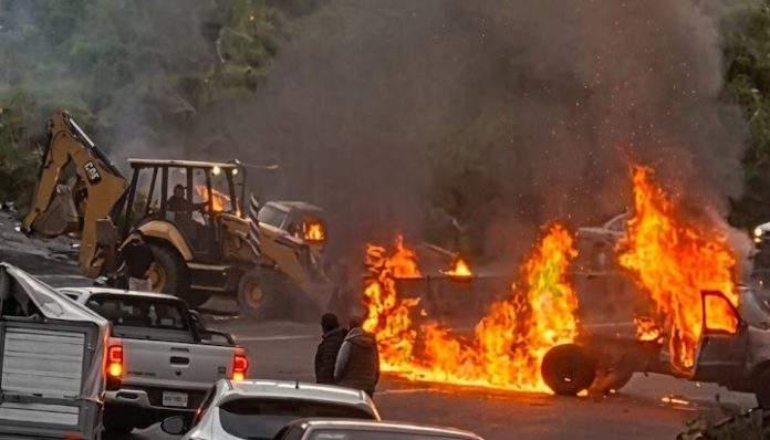 Tres camionetas destruidas por el fuego bloquean el paso en la carretera Mexico-Toluca debido a protestas por la tala clandestina en Ocoyoacac