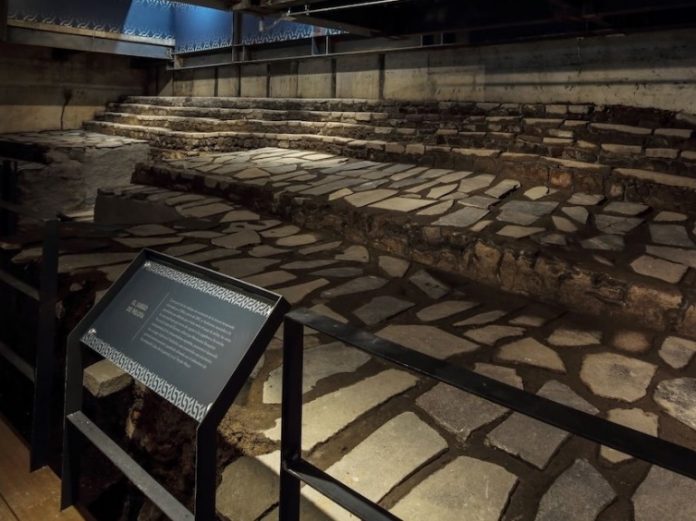 Vestigios arqueológicos del Templo de Ehécatl y Juego de Pelota de Tenochtitlan bajo resguardo del INAH en la Ciudad de México.
